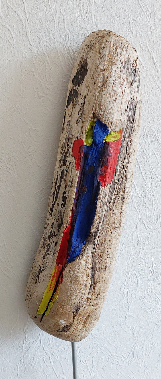 Nahaufnahme des Kunstwerks "Colourful angel in wood", 2014